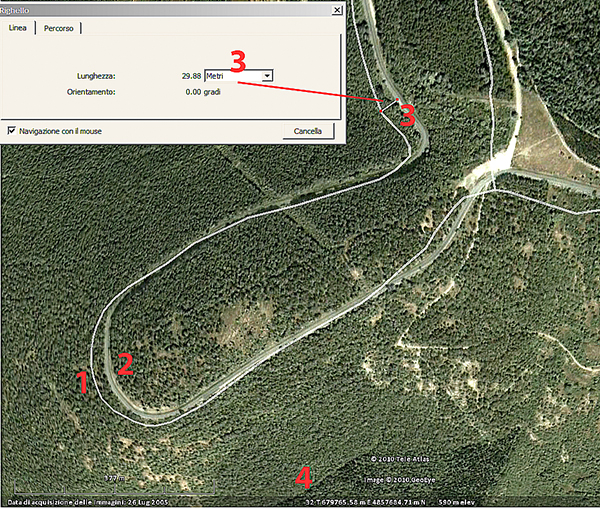 Figura 1 - Anche la madre di tutte le applicazione "geo" ossia il venerabile Google Earth soffre i problemi di georeferenziazione con cui generazioni di cartografi e tecnici GIS devono continuare a confrontarsi. Il layer con i tracciati delle strade (1) non corrisponde perfettamente con il sottostante layer di foto satellitari (2): lo strumento di misurazione ci dice che, "a occhio", la discrepanza (3) tra i due punti è di circa 30 metri. In basso, le coordinate UTM fornite (4) hanno precisione sub-metrica: una "esattezza" inutile quando l’errore tra i due livelli di informazione è così elevato.