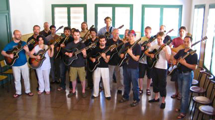 Figura 4 - Robert Fripp posa assieme ai partecipanti del Guitar Craft estate 2009 in una rarissima concessione all'obbiettivo fotografico.