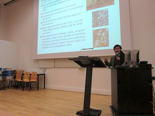 Figura 6 - Il professor Kazuya Yoshida introduce le regole della competizione robotica.