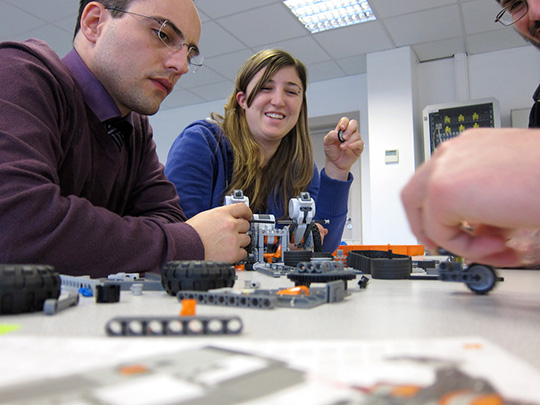 Figura 10 - Lavorare su un robot di Lego è impegnativo e divertente allo stesso tempo, come si può notare dalle espressioni mia e di Marissa.