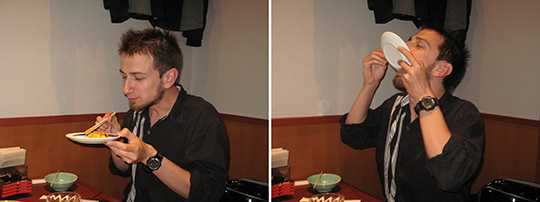 Figura 5 - Lezioni di galateo giapponese. Nathan mostra il modo corretto di mangiare alimenti sgranati da un piatto.