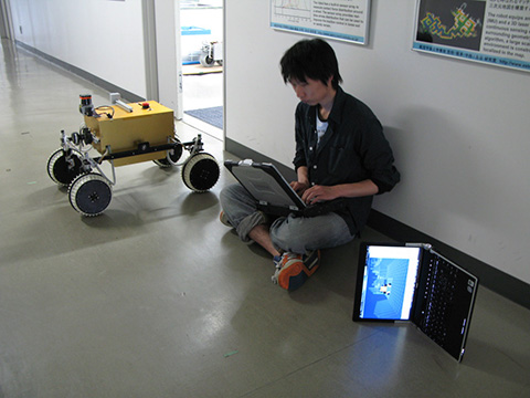 Figura 5 - Kaizen 2010 è un sistema informativo che prevede tre attori: il rover El Dorado, un computer che agisce da ground station e l'operatore che ci lavora sopra.