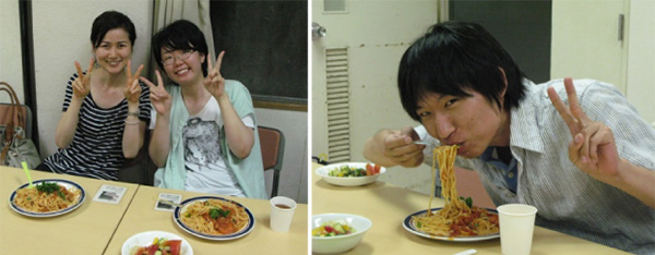Figura 3 - I miei amici giapponesi mangiano soddisfatti la pasta ai frutti di mare.