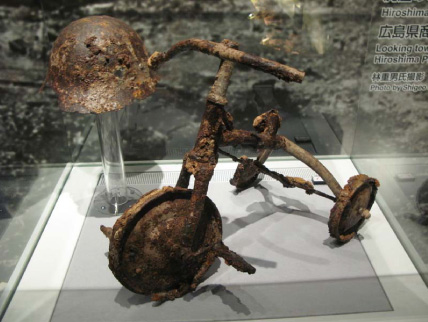 Figura 7 - Un triciclo deformato dall'ondata di calore della bomba di Hiroshima, una delle testimonianze più toccanti del Peace Memorial Museum di Hiroshima.