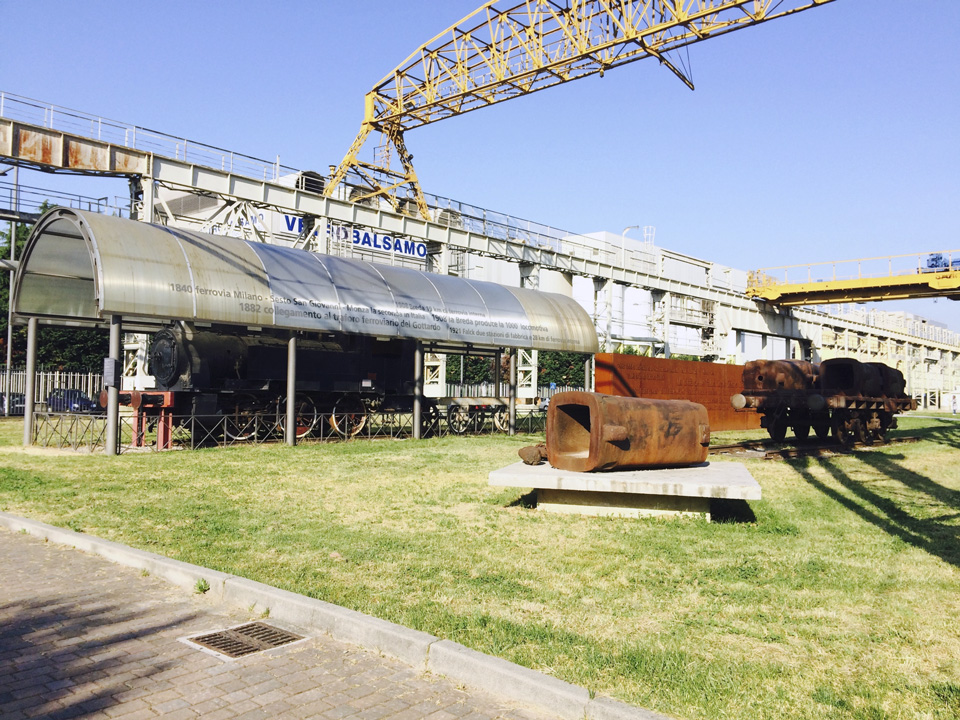 Figura 2 – Il maestoso carroponte, che fa da contorno allo spazio MIL, simbolo dell’architettura industriale e di un luogo unico per atmosfera e valore storico, il più grande polo ex-industriale di Milano.