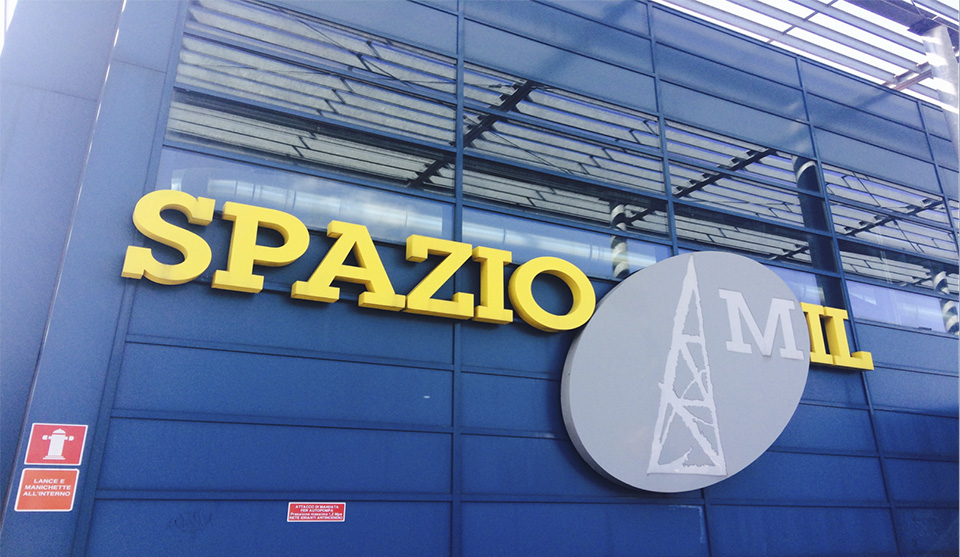 Figura 3 – Questa struttura è oggi divenuta un importante spazio polivalente di ben 1400 mq che si è rivelato ideale per ospitare una “non conferenza”. Grazie a questo open space gigante, abbiamo avuto la possibilità di creare al suo interno 6 spazi nei quali assistere in maniera confortevole alle sessioni proposte.