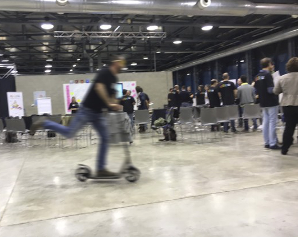 Figura 4 – L’area all’interno era talmente grande che gli organizzatori dell’evento per velocizzare gli spostamenti nelle varie aree usavano monopattini e skateboard! L’uso del monopattino per spostarsi, o semplicemente per divertirsi, è diventata da subito una pratica diffusasi anche tra i partecipanti dato il clima cosi familiare che si è creato sin da subito.