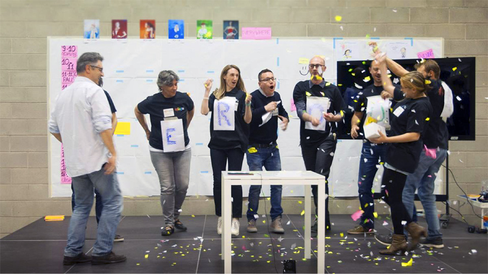 Figura 8 – Uno dei team sullo stage alle prese con la loro performance “on air”.
