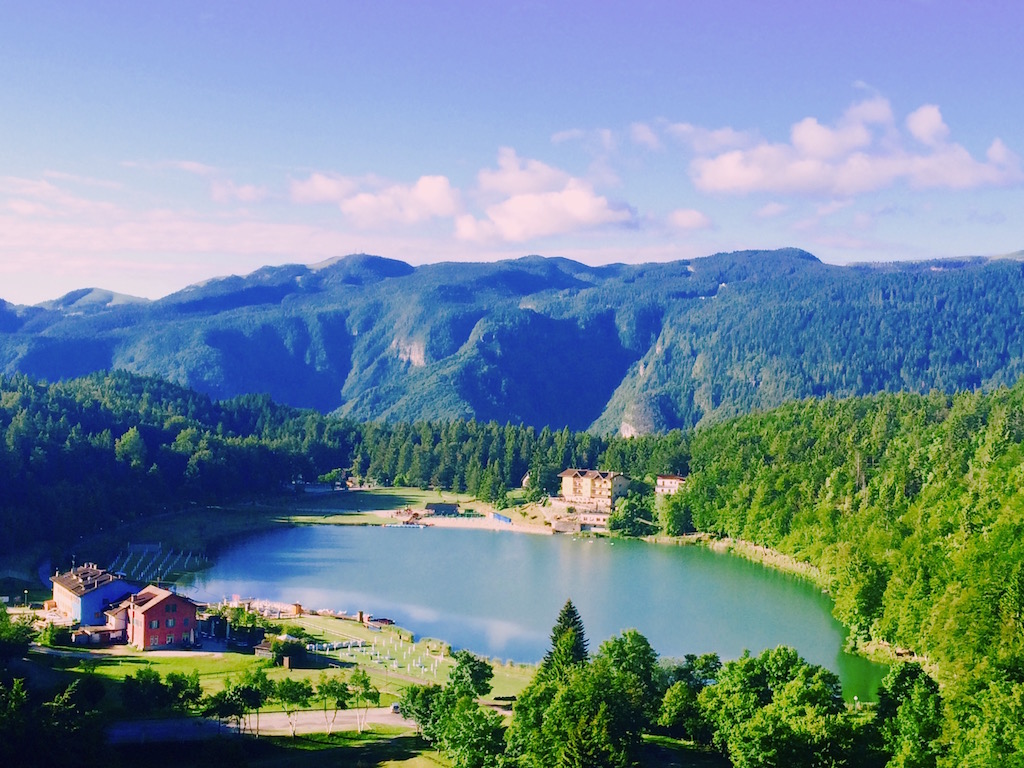 Figura 1 – Il complesso alberghiero che ha ospitato l’evento di quest’anno offriva una meravigliosa vista del piccolo Lago di Lavarone.