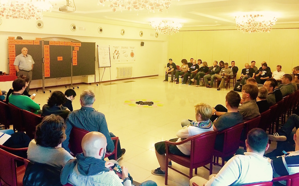 Figura 2 – Apertura dell’evento da parte di Pierluigi Pugliese, uno dei consueti organizzatori dell’Agile Coach Camp in Italia.