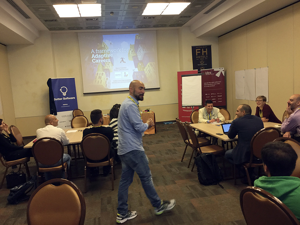 Figura 7 – Ai diversi gruppi di lavoro vengono presentate le attività del workshop sull’Adaptive Career Design.