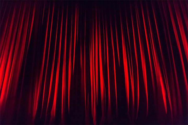 Figura 3 – Lo spazio ha una importanza notevole nella trasmissione del messaggio: c’è differenza tra l’esposizione in un ufficio o sul palco di un teatro.