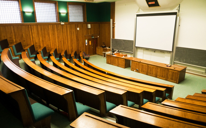 Figura 4 – La classica configurazione dell’aula universitaria aiuta a creare uno spazio in cui il messaggio si può trasmettere da chi parla a chi ascolta.