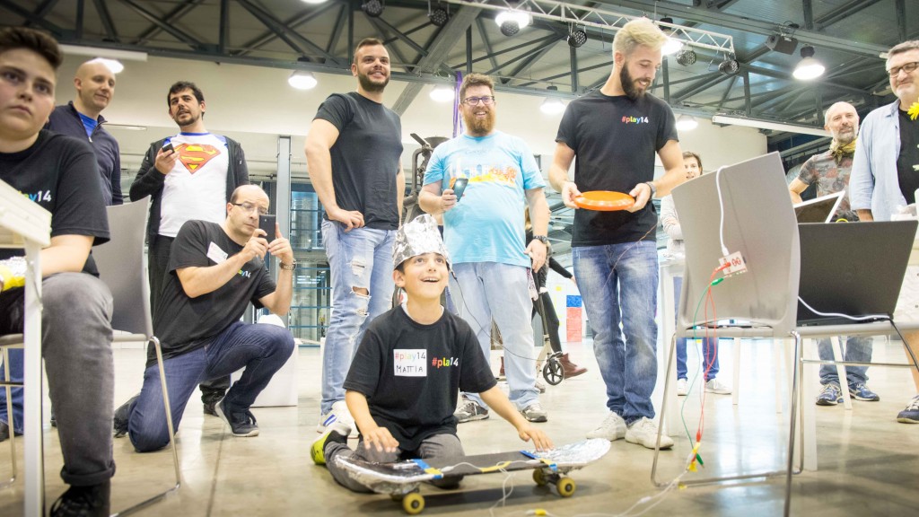 Un bambino, un caschetto di stagnola e uno skateboard: ecco il controller per Arkanoid
