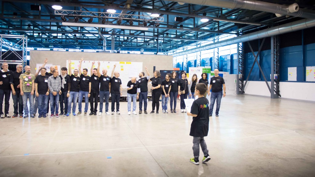 Mattia che da le istruzioni per il gioco di coordinamento