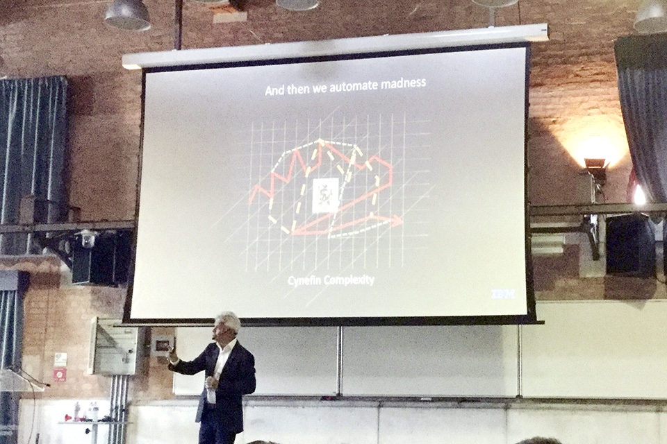 Figura 2 – Il keynote finale di Phil Abernathy sulla Business Agility: la soluzione non sta nell’automazione… della follia.