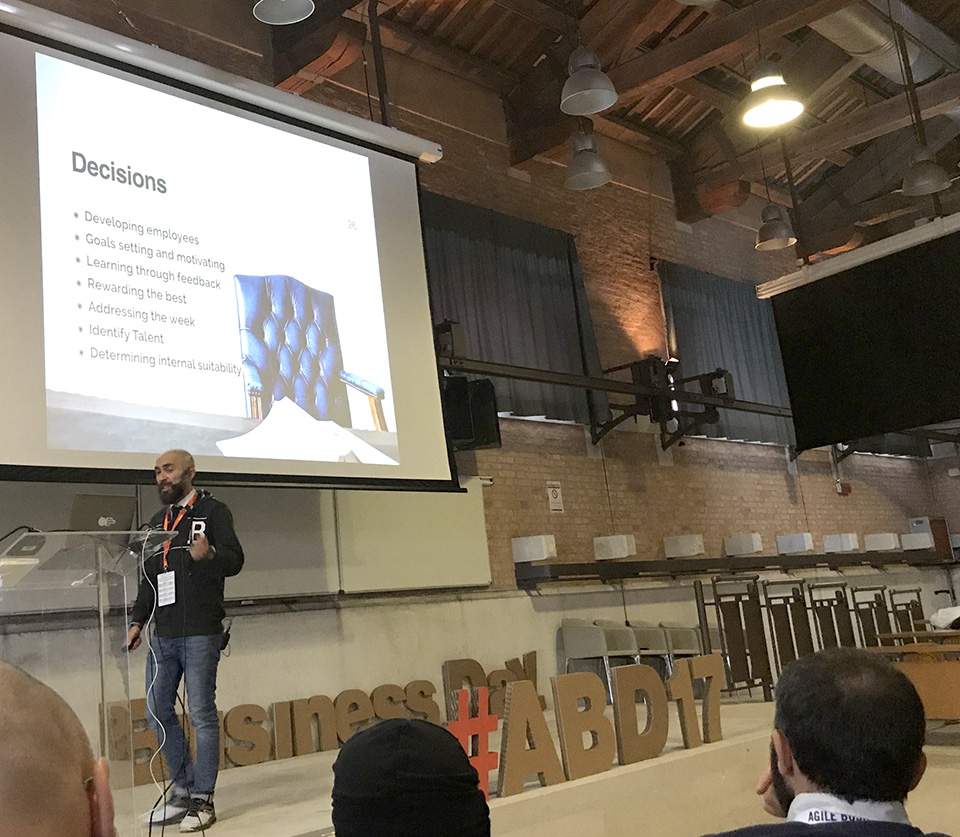 Figura 4 – Marco Calzolari ha affrontato il tema della quantificazione delle performance delle persone, sfatando molti “miti” che sono in genere dati per scontati, a partire dal fatto che il miglior motivatore sia il denaro…