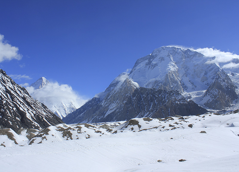 Figura 5 – Himalaya. Sulla destra il Broad Peak con la vetta del K2 che si intravede in secondo piano.