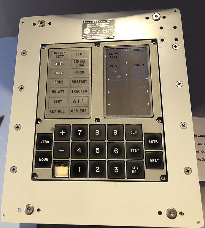 FIgura 1 – L’interfaccia del computer di bordo delle missioni Apollo.