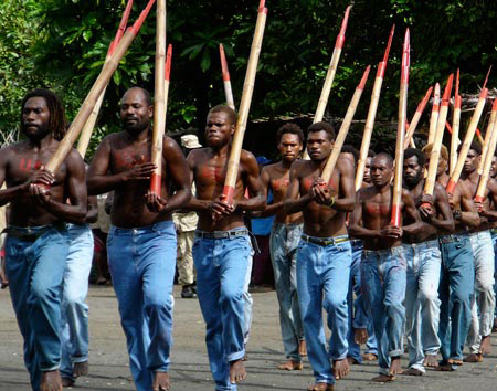 Figura 2 – Dopo molti anni, sopravvivono in alcune aree della Melanesia celebrazioni che mettono in scena parate militari alle quali i nativi avevano assistito nel periodo dell’occupazione.