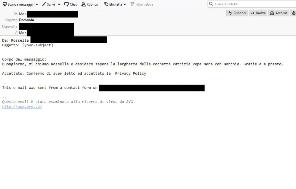 Figura 4 – Una cliente chiede le misure di una borsa. Una semplice dimostrazione di come spesso la soluzione più efficace sia sotto il naso.