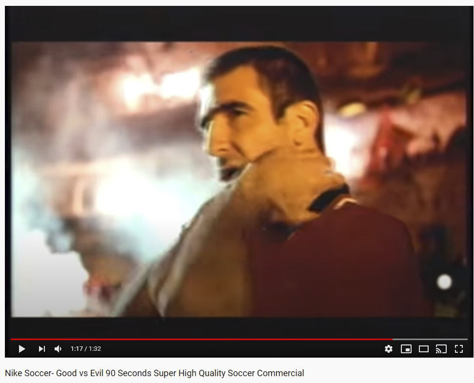 Figura 3 – Il frame di una vecchia pubblicità Nike degli anni Novanta, con celebri calciatori dell’epoca che battono una infernale squadra di diavoli. Guardando questa immagine, a chi non è venuto in mente Eric Cantona che dice “Au revoir” prima di segnare il gol decisivo?