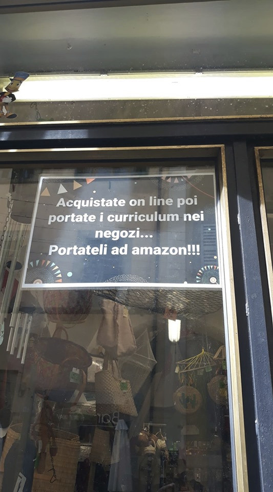 Figura 5 – Uno dei tanti cartelli avversi ad Amazon affissi sulle vetrine di piccoli negozi fisici. Foto come queste girano molto sui social. Amazon ha sicuramente tolto una fetta di vendite a questo negozio, ma nessuno vieta al proprietario di recuperarla vendendo egli stesso proprio tramite quel marketplace.
