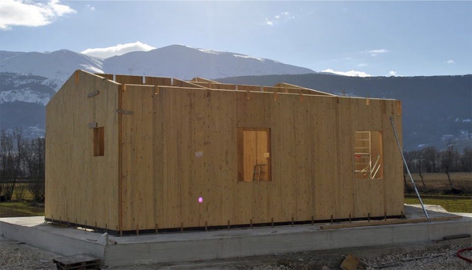 Figura 2 – Una “robusta” casa in legno, anche se non è terminata, ci trasmette subito l’idea di solidità e protezione.