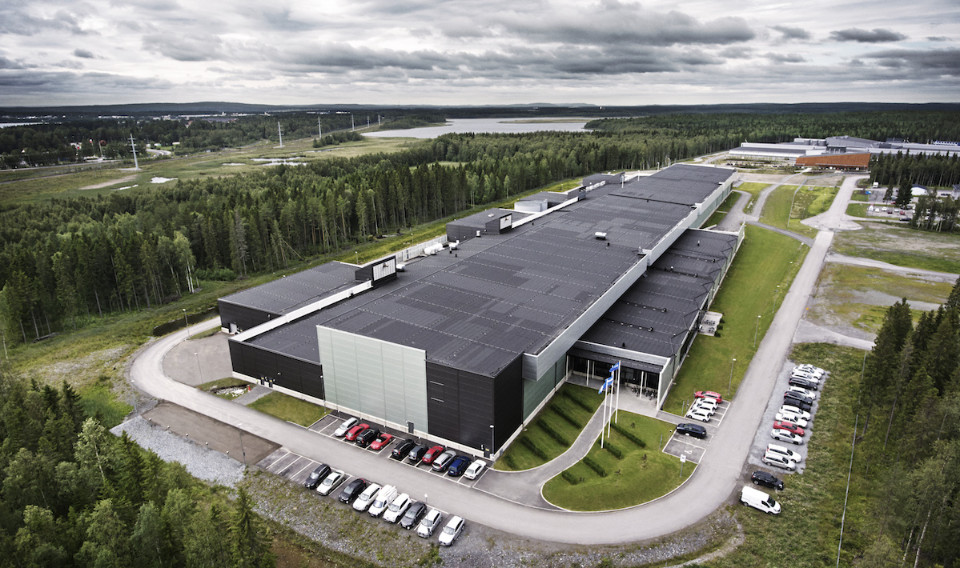 Figura 3 – Un Data Centre di Facebook, in Svezia. In questo capannone di 300 metri per 100 viene conservata una parte dei post condivisi sul social network. Anche ciò che ci appare come “immateriale” ha bisogno di spazio.