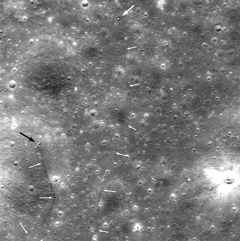 Figura 5 - Il Rover Lunakhod 2 (freccia nera), fotografato il 15 marzo 2010 dalla sonda Lunar Reconnaissance Orbiter. Le frecce bianche mostrano il percorso che il rover effettuò durante la sua missione.