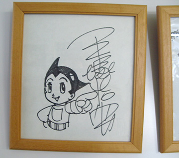 Figura 6 - Atom, il bambino robot, in un disegno autografo originale di Osamu Tezuka conservato al laboratorio di robotica umanoide dell'Università di Tohoku.