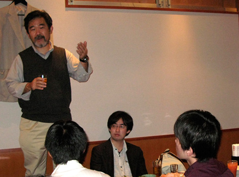 Figura 7 - Yoshida, da buon ospite, fa gli onori di casa e invita a un brindisi.