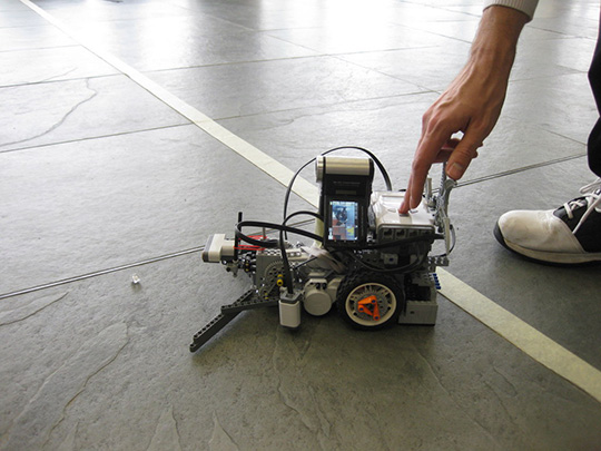Figura 14 - Dopo una ventina di iterazioni, ecco il primo prototipo funzionante di rover planetario, che monta una videocameramera per riprese in soggettiva.