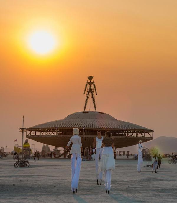 Figura 3 - Celebrazione del Burning Man: il tema dell'edizione 2013 era proprio il Cargo Cult.