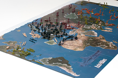 Figura 3 - Axis & Allies, un esempio in cui l'astrazione rende più fluido il gioco, nonostante i molti parametri che dovrebbero essere presi in considerazione per simulare il movimento delle truppe sul terreno.