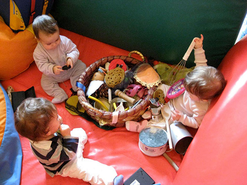 Figura 6 - "Cesto dei tesori": semplici oggetti comuni diventano per bambini anche in tenerissima età uno strumento di esplorazione, da esperire con tutti i sensi.